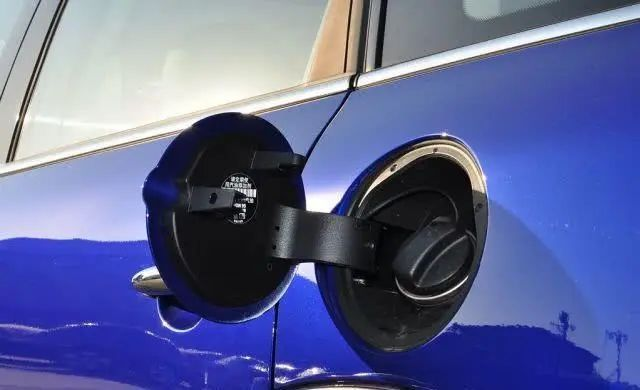 为何低端车油箱在左，高端车在右，油箱位置不同到底有区别吗？汽车工程师告诉你采购|汽车产业|汽车配件|机加工蚂蚁智酷企业交流社群中心