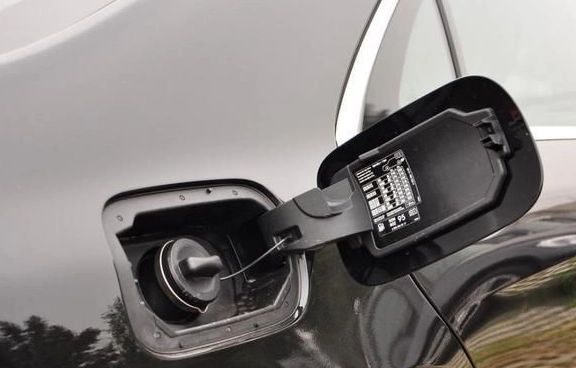 为何低端车油箱在左，高端车在右，油箱位置不同到底有区别吗？汽车工程师告诉你采购|汽车产业|汽车配件|机加工蚂蚁智酷企业交流社群中心